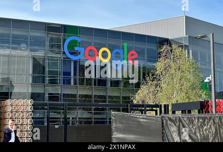 Palo alto, Stati Uniti. 17 aprile 2024. Vista della sede centrale di Google durante la visita del ministro della Renania settentrionale-Vestfalia, Wüst. Crediti: Stella Venohr/dpa/Alamy Live News Foto Stock