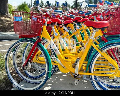 Palo alto, Stati Uniti. 17 aprile 2024. Biciclette di fronte alla sede centrale di Google durante la visita del ministro della Renania settentrionale-Vestfalia, Wüst. Crediti: Stella Venohr/dpa/Alamy Live News Foto Stock