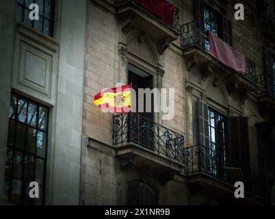La bandiera spagnola ondeggia orgogliosamente sulla cima di un'antica meraviglia architettonica spagnola. Le vivaci tonalità di rosso e giallo della bandiera completano il paesaggio Foto Stock