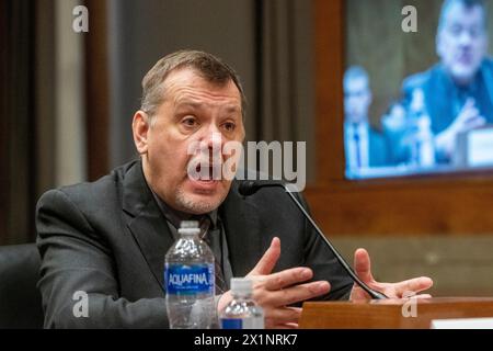 Washington, Vereinigte Staaten. 17 aprile 2024. Shawn Pruchnicki, PH.D, Professore assistente di pratica professionale, ingegneria integrata dei sistemi, Ohio State University, appare davanti a una commissione del Senato per la sicurezza interna e gli affari governativi - audizione sottocommissione per le indagini per esaminare la cultura rotta della sicurezza di Boeing, concentrandosi sui conti in prima persona, nel Dirksen Senate Office Building a Washington, DC, 17 aprile, 2024. Credito: Rod Lamkey/CNP/dpa/Alamy Live News Foto Stock