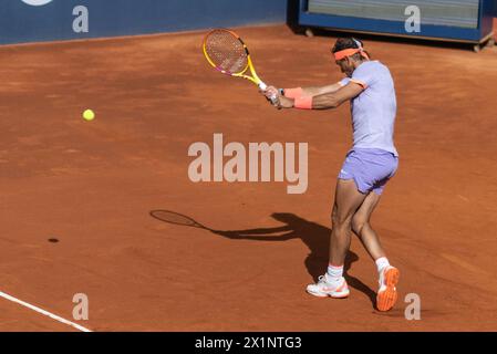 Barcellona, Spagna. 16 aprile 2024. RAFAEL NADAL spagnolo in azione contro l'australiano Alex De Minaur durante la terza giornata e la seconda prova dell'Open Banc Sabadell Trofeo Conde de godo di Barcellona. (Credit Image: © Marti Segura Ramoneda/ZUMA Press Wire) SOLO PER USO EDITORIALE! Non per USO commerciale! Foto Stock