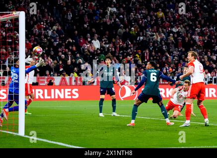 Joshua Kimmich del Bayern Monaco segna il primo gol della partita durante i quarti di finale della UEFA Champions League, partita di andata all'Allianz Arena di Monaco. Data foto: Mercoledì 17 aprile 2024. Foto Stock