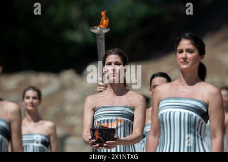 Olympia, Grecia - 15 aprile 2024: Prova finale della cerimonia di accensione della fiamma olimpica per i Giochi Olimpici estivi di Parigi 2024 nell'antica Olym Foto Stock