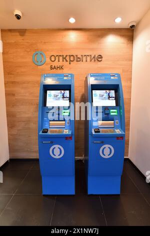 Mosca, Russia - 28 marzo 2024. Due bancomat all'interno della Otkritie Bank Foto Stock