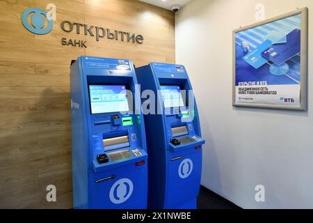 Mosca, Russia - 28 marzo 2024. Due bancomat all'interno della Otkritie Bank Foto Stock