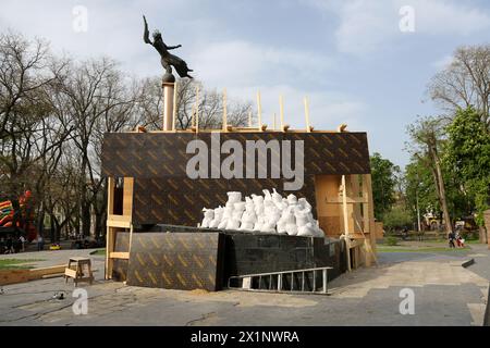 Odessa, Ucraina. 17 aprile 2024. Monumento ad Antin Holovaty visto nella piazza Starobazarny nelle strutture difensive. Secondo il programma dell'UNESCO per la conservazione del patrimonio culturale dell'Ucraina, durante la guerra in corso con la Federazione russa, è stato deciso di coprire il monumento a Antin Holovaty in strutture protettive che lo salveranno da possibili distruzioni dai bombardamenti.Antin Holovaty o Anton Golovaty era un importante leader cosacco zaporozhiano che dopo la distruzione del Sich zaporozhiano fu una figura chiave nella formazione del cosacco del Mar Nero ospite e loro lat Foto Stock