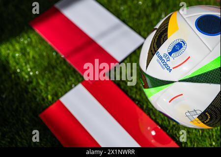 BERLINO, GERMANIA, 17 APRILE 2024: Polonia vs Austria, partita di calcio Euro 2024 del gruppo D all'Olympiastadion, Berlino, 21 giugno 2024, palla ufficiale su g verde Foto Stock