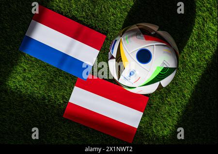 MONACO DI BAVIERA, GERMANIA, 17 APRILE 2024: Olanda vs Austria, partita di calcio Euro 2024 gruppo D all'Olympiastadion, Berlino, 25 giugno 2024, palla ufficiale su gr Foto Stock