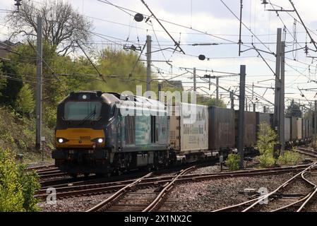 Direct Rail Services classe 68, 68003 chiamato astute, passando per Carnforth North Junction sulla West Coast Main Line con treno container, 17 aprile 2024. Foto Stock