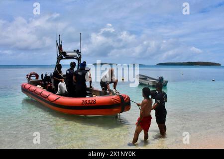 Woleai, Micronesia, Stati Federati di. 12 aprile 2024. L'equipaggio del cutter di classe Sentinel USCGC Oliver Henry e i residenti locali scaricano acqua dolce e un sistema di osmosi inversa per alleviare la carenza di acqua potabile dovuta alla siccità sulla remota isola, 12 aprile 2024 a Woleai, Stato di Yap, Stati Federati di Micronesia. Crediti: CWO Sara Muir/USCG/Alamy Live News Foto Stock