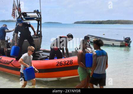 Woleai, Micronesia, Stati Federati di. 12 aprile 2024. L'equipaggio della taglierina a risposta rapida classe Sentinel USCGC Oliver Henry fornisce acqua dolce e un sistema di osmosi inversa per alleviare la carenza di acqua potabile dovuta alla siccità sulla remota isola, 12 aprile 2024 a Woleai, Stato di Yap, Stati Federati di Micronesia. Crediti: CWO Sara Muir/USCG/Alamy Live News Foto Stock