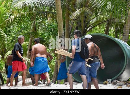 Woleai, Micronesia, Stati Federati di. 12 aprile 2024. I residenti locali e l'equipaggio del cutter di pronto intervento classe Sentinel USCGC Oliver Henry scaricano forniture di emergenza e un sistema di osmosi inversa per alleviare la carenza di acqua potabile dalla siccità sull'isola remota, 12 aprile 2024 a Woleai, Stato di Yap, Stati Federati di Micronesia. Crediti: CWO Sara Muir/USCG/Alamy Live News Foto Stock