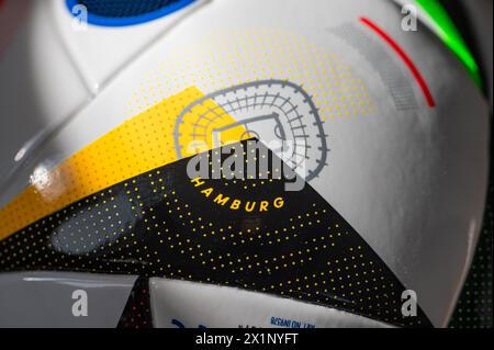 AMBURGO, GERMANIA, 17 APRILE 2024: Stadio di calcio di Amburgo piccolo dettaglio al ballo ufficiale di Euro 2024 chiamato Fussballliebe realizzato da Adidas. Sede di fo Foto Stock