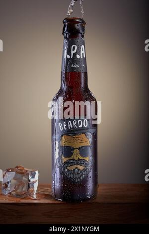 Mansfield,Nottingham,Regno Unito,17 aprile 2024:immagine del prodotto Studio di una bottiglia di birra I.P.A Beardo. Foto Stock