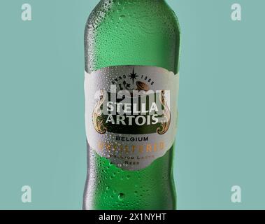 Mansfield,Nottingham,Regno Unito,17 aprile 2024:Studio immagine di un'etichetta su una bottiglia di Stella Artois. Foto Stock