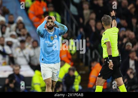 Il Gvardiol del Manchester City reagisce dopo che l'arbitro Daniele Orsato ha dato un calcio di punizione al Real Madrid durante i quarti di finale di UEFA Champions League Manchester City vs Real Madrid all'Etihad Stadium di Manchester, Regno Unito, 17 aprile 2024 (foto di Mark Cosgrove/News Images Joško) Foto Stock