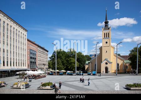 Tallinn, Estonia - 29 giugno 2019: Piazza della libertà nella città Vecchia, vista sulla Cattedrale di San John's Church, concentrazione selettiva Foto Stock