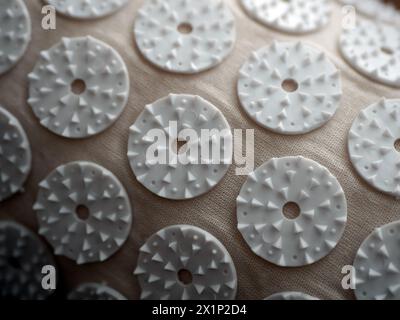 Dispositivo speciale con picchi applicati all'area dolorosa, primo piano. Concetto di medicina alternativa, digitopressione, rilassamento Foto Stock