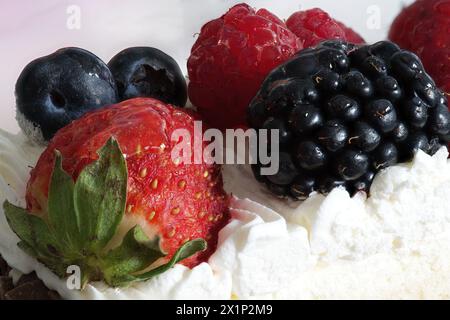 Una torta con panna ricoperta di frutta Foto Stock