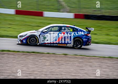 Ronan Pearson 14 Team BRISTOL STREET AVVIA il lancio del BTCC Media Day a Donington Park, Derby, Inghilterra, il 16 aprile 2024. Foto di Chris Williams. Solo per uso editoriale, licenza richiesta per uso commerciale. Non utilizzare in scommesse, giochi o pubblicazioni di singoli club/campionato/giocatori. Crediti: UK Sports Pics Ltd/Alamy Live News Foto Stock