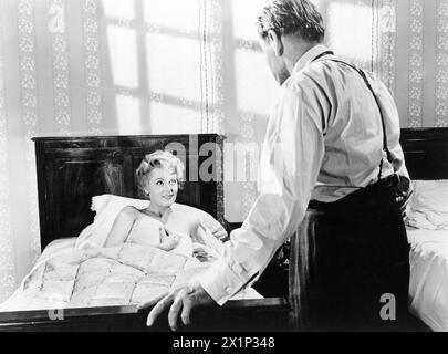 Arlene Dahl, Herbert Marshall, sul set del film britannico, "Wicked as They come", titolo statunitense: "Portrait in Smoke", Columbia Pictures, 1956 Foto Stock