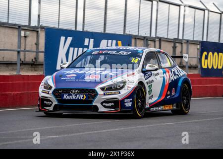 Ronan Pearson 14 Team BRISTOL STREET AVVIA il lancio del BTCC Media Day a Donington Park, Derby, Inghilterra, il 16 aprile 2024. Foto di Chris Williams. Solo per uso editoriale, licenza richiesta per uso commerciale. Non utilizzare in scommesse, giochi o pubblicazioni di singoli club/campionato/giocatori. Crediti: UK Sports Pics Ltd/Alamy Live News Foto Stock