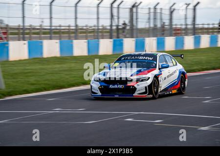 Colin Turkington 20 Team BMW BTCC Media Day lancio a Donington Park, Derby, Inghilterra il 16 aprile 2024. Foto di Chris Williams. Solo per uso editoriale, licenza richiesta per uso commerciale. Non utilizzare in scommesse, giochi o pubblicazioni di singoli club/campionato/giocatori. Crediti: UK Sports Pics Ltd/Alamy Live News Foto Stock