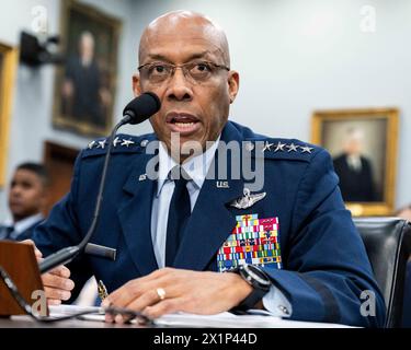 Washington, District of Columbia, USA. 17 aprile 2024. GENERALE CHARLES Q. BROWN, JR. (Alias C.Q. Brown), presidente del Joint Chiefs of staff che parla ad un'audizione della House Committee on Approutions Subcommittee on Defense presso il Campidoglio degli Stati Uniti. (Credit Image: © Michael Brochstein/ZUMA Press Wire) SOLO PER USO EDITORIALE! Non per USO commerciale! Foto Stock