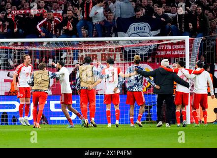Harry Kane (a sinistra) del Bayern Monaco festeggia con i compagni di squadra al termine dei quarti di finale di UEFA Champions League, partita di andata e ritorno all'Allianz Arena di Monaco. Data foto: Mercoledì 17 aprile 2024. Foto Stock