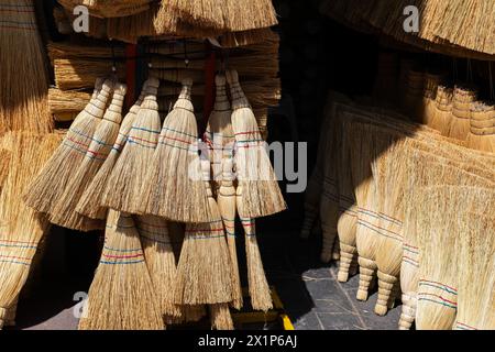 Scope fatte a mano in vendita per strada. Foto Stock