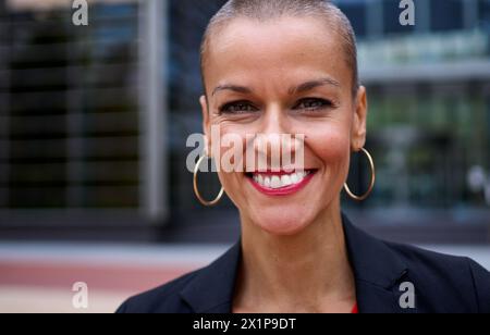 Ritratto di una bella donna d'affari adulta caucasica con moderni capelli rasati in tuta formale Foto Stock