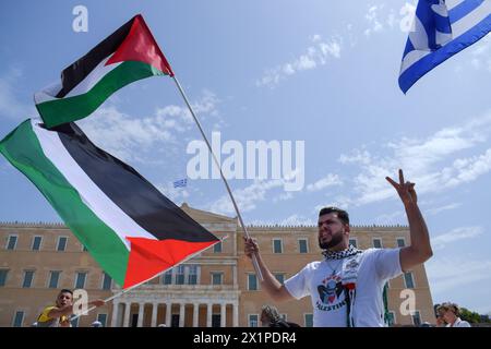 Atene, Grecia. 17 aprile 2024. I manifestanti sventolano la bandiera palestinese davanti al parlamento greco urlando “Palestina libera”.migliaia di persone sono scese nelle strade della capitale greca durante uno sciopero nazionale di 24 ore che condannava la crescente povertà e l’impennata inflazione che richiedeva aumenti salariali e il ripristino dei contratti collettivi di lavoro. Crediti: Dimitris Aspiotis/Alamy Live News Foto Stock