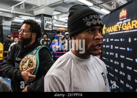 New York, Stati Uniti. 17 aprile 2024. Devin Haney si rivolge ai media e a coloro che sono presenti all'allenamento dei media per la sua lotta con Ryan Garcia. (Credit Image: © Adam DelGiudice/ZUMA Press Wire) SOLO PER USO EDITORIALE! Non per USO commerciale! Foto Stock