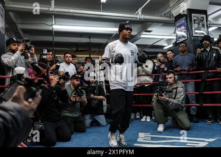 New York, Stati Uniti. 17 aprile 2024. Il campione WBC super leggero Devin Haney si allena all'allenamento mediatico per il suo prossimo combattimento con Ryan Garcia. (Credit Image: © Adam DelGiudice/ZUMA Press Wire) SOLO PER USO EDITORIALE! Non per USO commerciale! Foto Stock