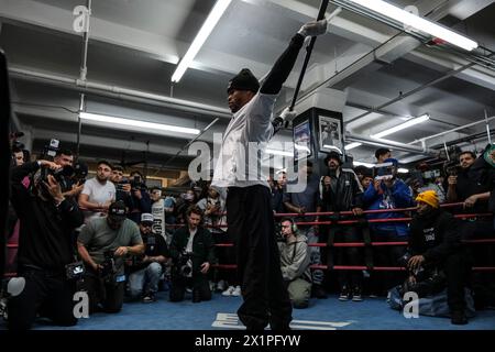 New York, Stati Uniti. 17 aprile 2024. Il campione WBC super leggero Devin Haney si allena all'allenamento mediatico per il suo prossimo combattimento con Ryan Garcia. (Credit Image: © Adam DelGiudice/ZUMA Press Wire) SOLO PER USO EDITORIALE! Non per USO commerciale! Foto Stock