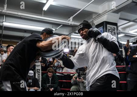 New York, Stati Uniti. 17 aprile 2024. Il campione WBC super leggero Devin Haney lavora per i media alla Gleason's Gym prima del suo prossimo incontro con Ryan Garcia. (Credit Image: © Adam DelGiudice/ZUMA Press Wire) SOLO PER USO EDITORIALE! Non per USO commerciale! Foto Stock