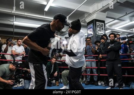 New York, Stati Uniti. 17 aprile 2024. Il campione WBC super leggero Devin Haney lavora per i media alla Gleason's Gym prima del suo prossimo incontro con Ryan Garcia. (Credit Image: © Adam DelGiudice/ZUMA Press Wire) SOLO PER USO EDITORIALE! Non per USO commerciale! Foto Stock