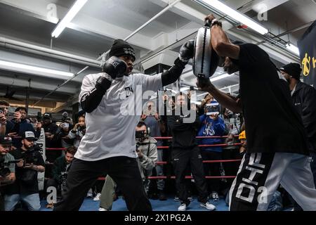 New York, Stati Uniti. 17 aprile 2024. Il campione WBC super leggero Devin Haney lavora per i media alla Gleason's Gym prima del suo prossimo incontro con Ryan Garcia. (Credit Image: © Adam DelGiudice/ZUMA Press Wire) SOLO PER USO EDITORIALE! Non per USO commerciale! Foto Stock