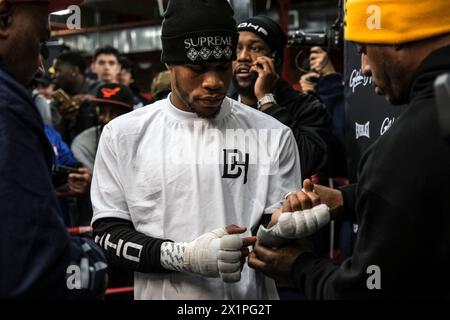 New York, Stati Uniti. 17 aprile 2024. Il campione WBC super leggero Devin Haney si fa avvolgere dalle mani durante l'allenamento mediatico per il suo prossimo combattimento con Ryan Garcia. (Credit Image: © Adam DelGiudice/ZUMA Press Wire) SOLO PER USO EDITORIALE! Non per USO commerciale! Foto Stock