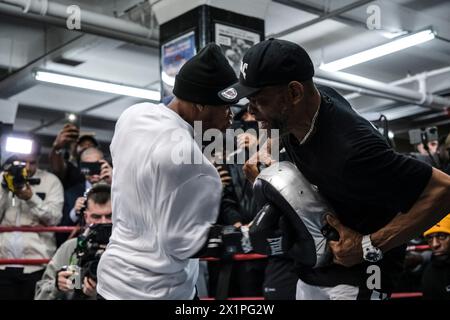 New York, Stati Uniti. 17 aprile 2024. Il campione WBC super leggero Devin Haney lavora per i media alla Gleason's Gym prima del suo prossimo incontro con Ryan Garcia. (Credit Image: © Adam DelGiudice/ZUMA Press Wire) SOLO PER USO EDITORIALE! Non per USO commerciale! Foto Stock