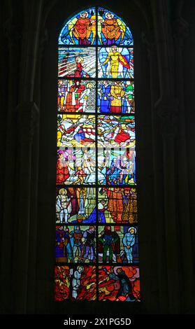 Chorkapelle Bleiglasfenster mit Motiven aus dem Leben der Jungfrau von Orleans Jeanne d Arc, romanisch-gotische Kathedrale Saint-Julien du Mans, le Mans, Departement Sarthe, Region Pays de la Loire, Frankreich *** cappella del coro vetrata con motivi della vita di Giovanna d'Arco, cattedrale gotica romanica di Saint Julien du Mans, le Mans, dipartimento di Sarthe, regione dei Pays de la Loire, Francia Foto Stock