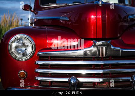 Primo piano della parte anteriore di un vecchio pick-up americano. Foto Stock