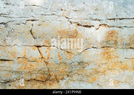 Primo piano di una parete in materiale composito marrone incrinato che assomiglia a un motivo basculante con sottotoni beige e legno, creando un esclusivo mattone rettangolare desi Foto Stock