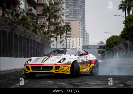 Federico Sceriffo, pilota dell'unica Ferrari, scalda le gomme prima che le prove si svolgano il primo giorno. Formula Drift torna per un altro anno di gare, iniziando il primo round per le strade del centro di Long Beach. Con le nuove parentesi di qualificazione di quest'anno, i piloti sono stati in grado di raggiungere la vetta anziché i singoli giri di qualificazione svolti negli anni precedenti. In questo modo i tifosi hanno avuto una migliore esperienza visiva dell'evento e hanno permesso ai piloti di mettere alla prova le loro abilità in una competizione agguerrita. Dopo un fine settimana freddo e umido pieno di numerose difficoltà, tra cui un devastante incendio al motore, Foto Stock