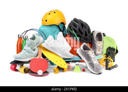 Molte diverse attrezzature sportive isolate sul bianco Foto Stock