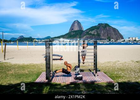 Gente del posto che si allena in una stazione di allenamento sulla spiaggia di Botafogo, Rio de Janeiro, Brasile. Foto Stock