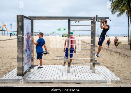 Persone del posto che si allenano in una stazione di allenamento sulla spiaggia di Copacabana, Rio de Janeiro, Brasile. Foto Stock