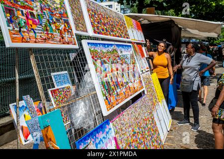 Arte in vendita al mercato domenicale di Ipanema (Fiera Hippie), Rio de Janeiro, Stato di Rio de Janeiro, Brasile. Foto Stock