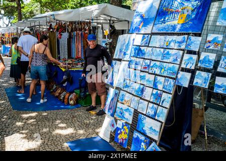 Arte in vendita al mercato domenicale di Ipanema (Fiera Hippie), Rio de Janeiro, Stato di Rio de Janeiro, Brasile. Foto Stock