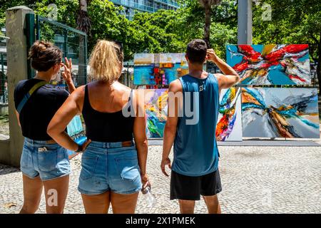 Arte in vendita al mercato domenicale di Ipanema (Fiera Hippie), Rio de Janeiro, Stato di Rio de Janeiro, Brasile. Foto Stock